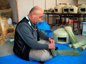 猫つぐら名人 宮川誠一氏、製作風景